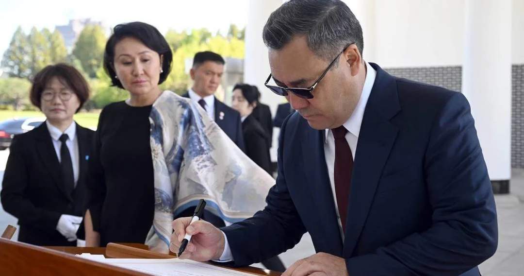 President Zhaparov lays flowers at memorial in Seoul