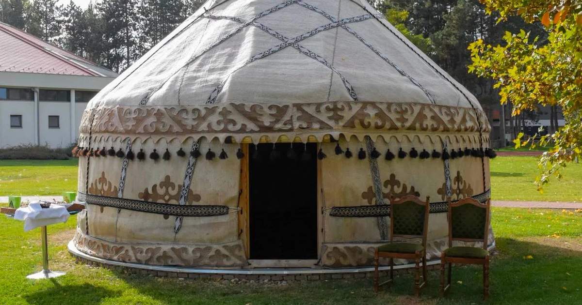 Manas theater gifts yurt to Lakitelek Academy in Hungary