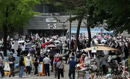 Protest over ballot shortage continues in Seoul for 5th day