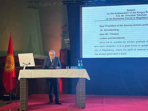 Посол Текебаев форум выступление.jpeg