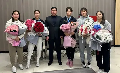 Kyrgyz women's wrestling team returns from World Championships with medals
