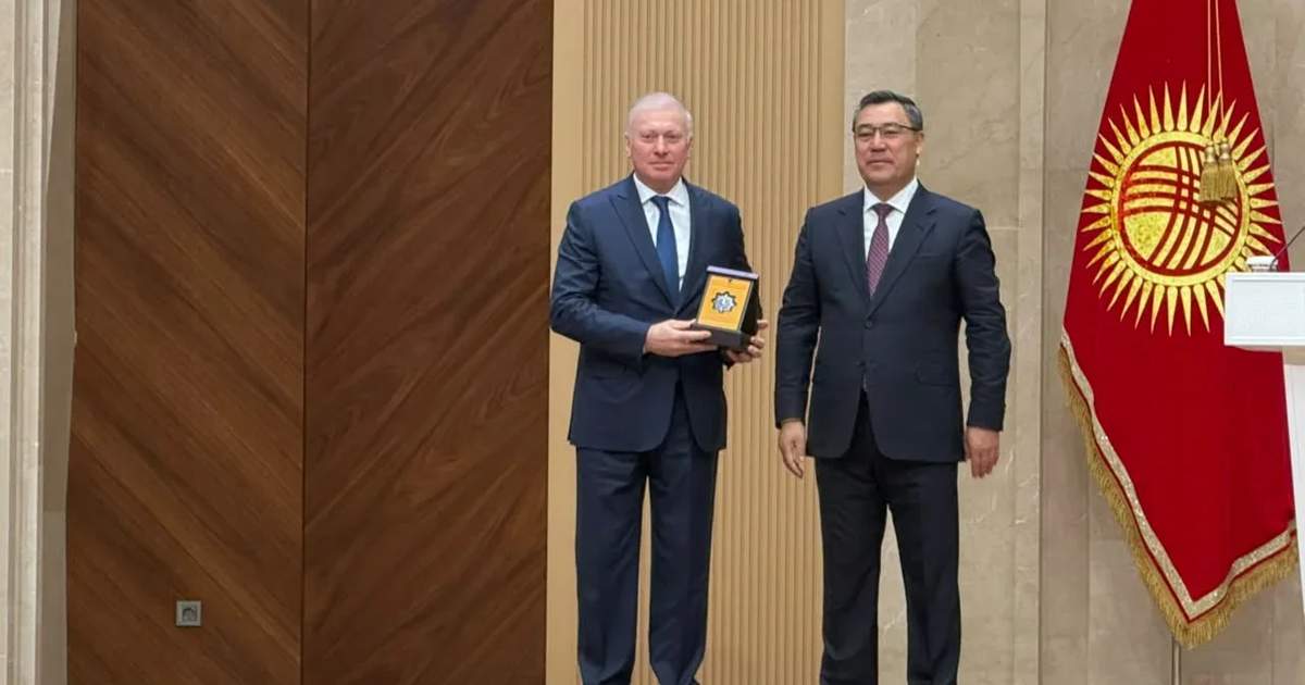 Kyrgyz president presents state awards
