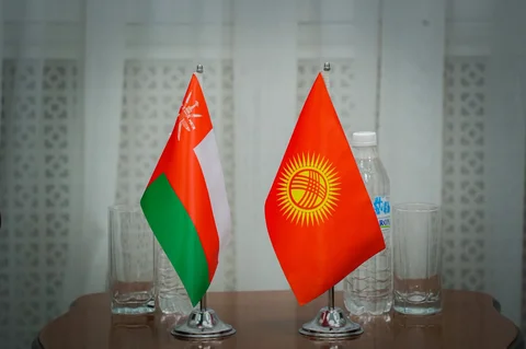 kyrgyz-oman flags.webp
