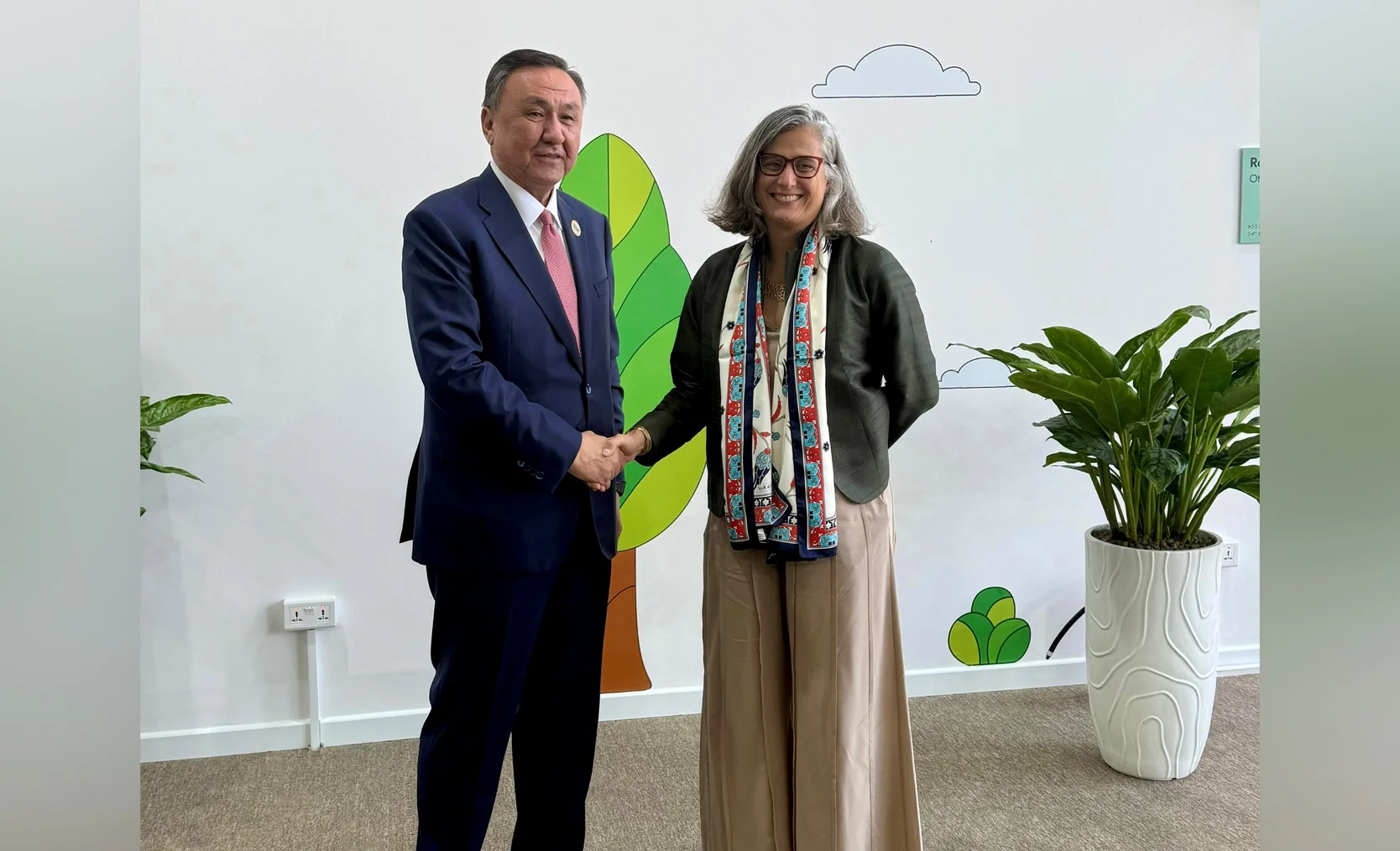 ots-secretary-general-met-with-executive-director-of-un-habitat-on-the-sidelines-of-wuf13.jpg