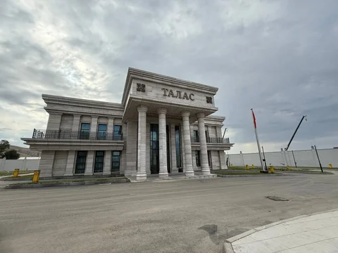 photo_52179299_LCDbwiL.max-2560x1440.format-webp.jpegquality-90.webp