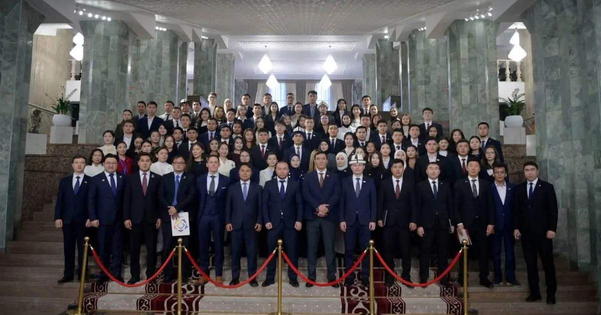 Kyrgyz Parliament hosts youth parliamentary dialogue in Bishkek